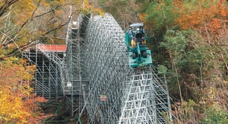 写真_強固な骨組みの上を進む運搬モノレール